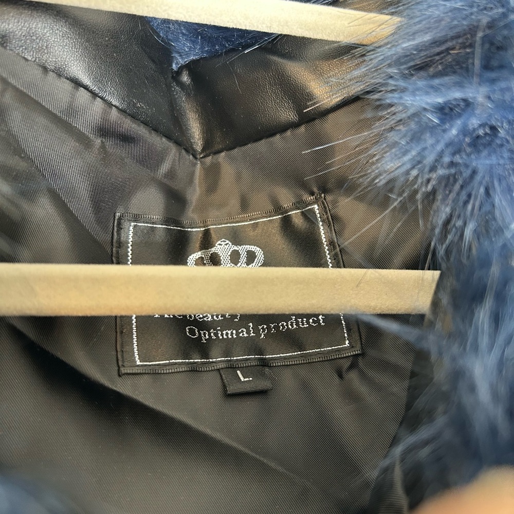 Women’s Faux Fur Vest- Stylish and Cozy - Picture 7 of 8